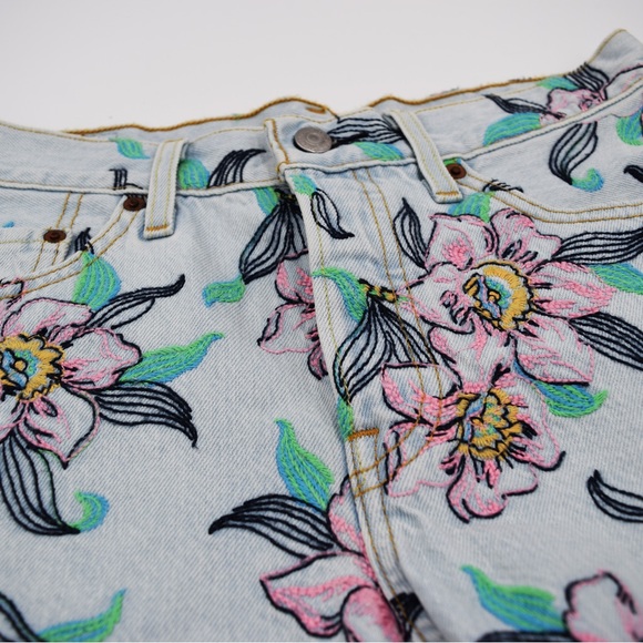 NWOT LEVI’S PREMIUM 501 High Rise Denim Hella Bloom Embroidered Floral Shorts - Picture 2 of 8
